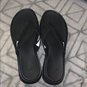 Nike flip flops size 7